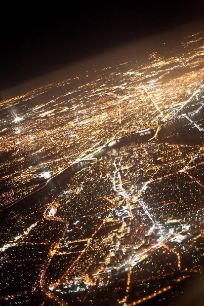 Ночные города из иллюминатора самолета.