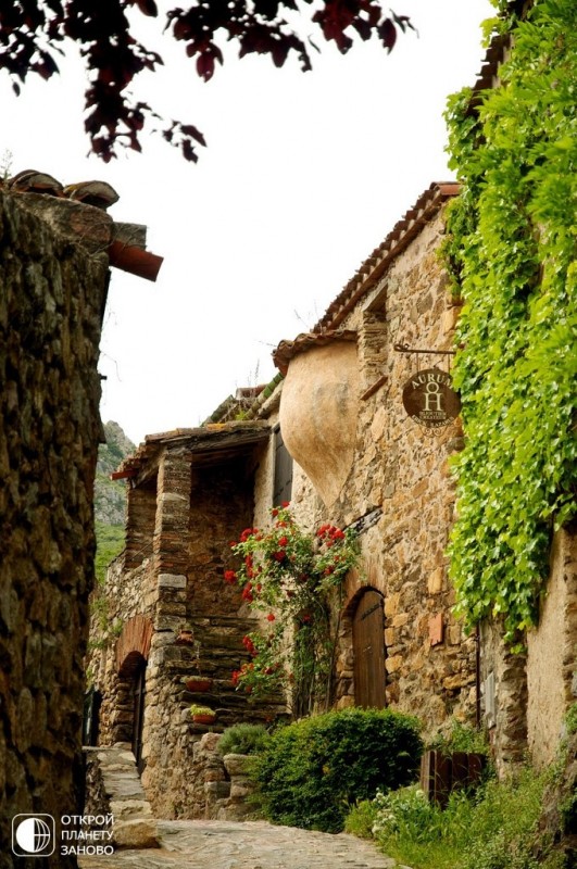 Castelnou - средневековая деревня в Восточных Пиренеях, Франция