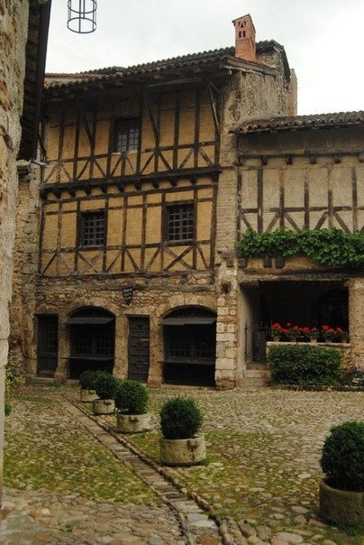 Средневековая деревня Перуж, Франция