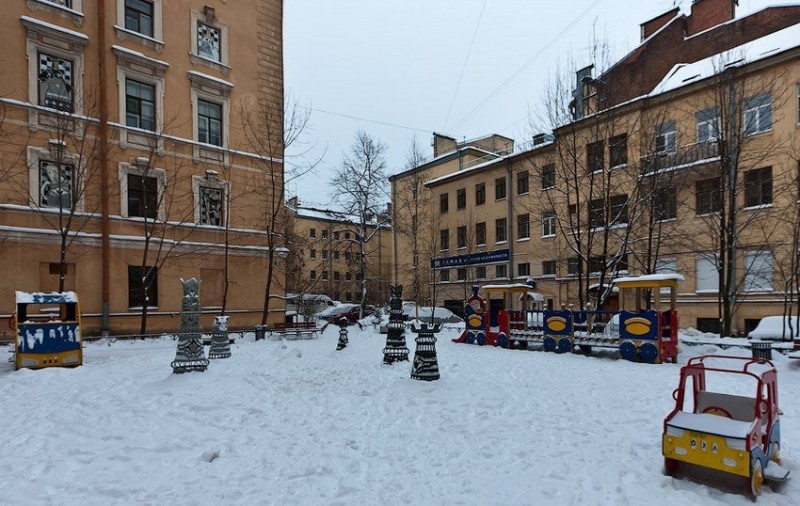 Шахматный дворик в Санкт-Петербурге