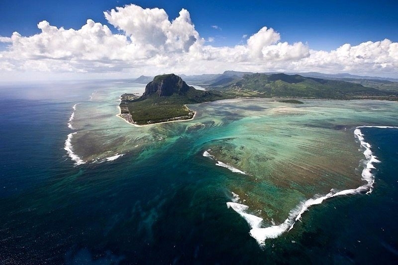Оптическая иллюзия подводного водопада, Маврикий