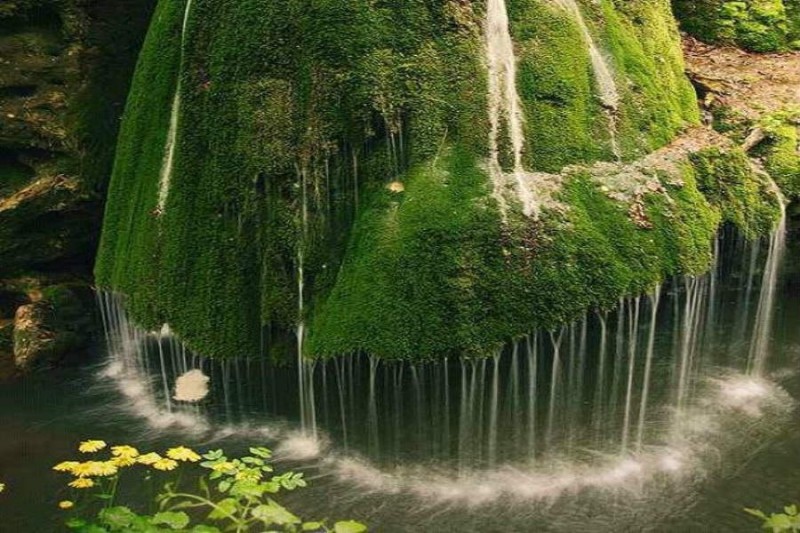 Живописный водопад Бигар