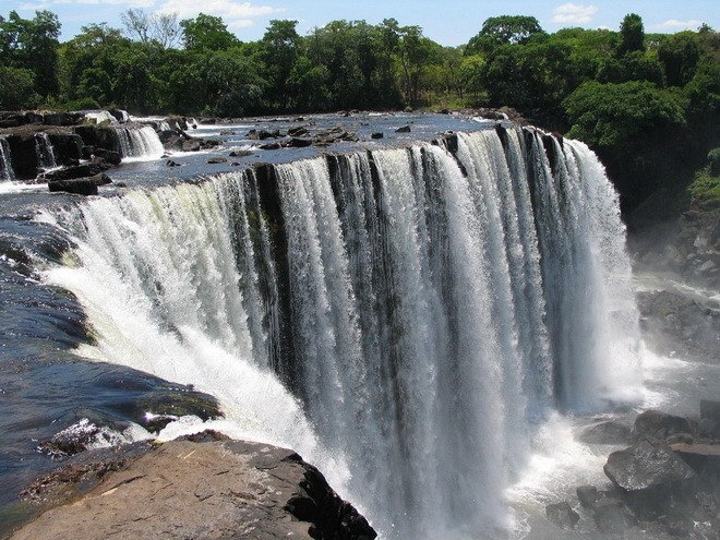 Водопад Каландула (Kalandula Falls) – одна их самых ярких достопримечательностей Анголы