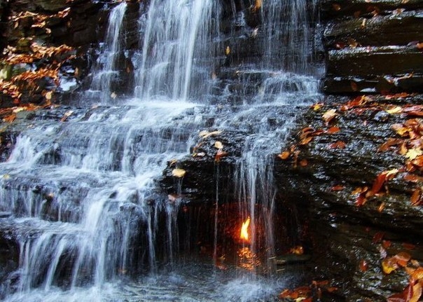 Водопад Вечный огонь в нью-йоркском парке