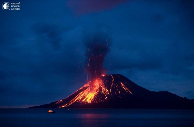 Мощный вулкан Кракатау