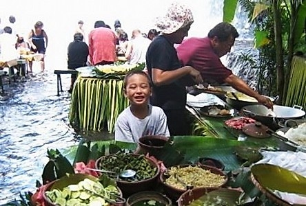 Ресторан у водопада. Филиппины.