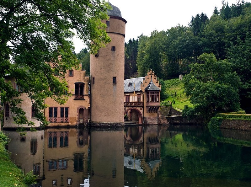 Замок на воде Меспельбрунн (Schloss Mespelbrunn). Германия Замок на воде Меспельбрунн (Schloss Mespelbrunn). Германия