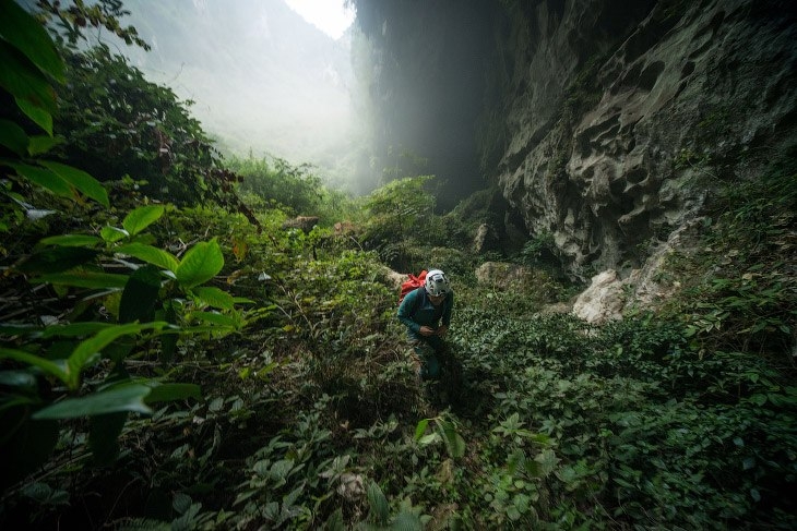 Прогулка по китайской пещере в провинции Гуанси.