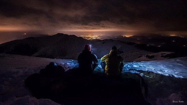 Парень каждый день уходит в горы на ночлег