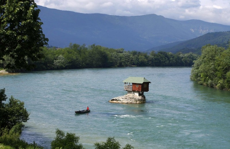 Одинокий дом на реке Дрина в Сербии