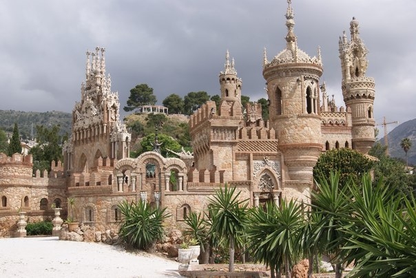 Фантастический замок Коломарес в Испании. 0