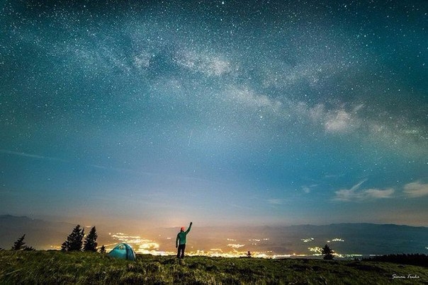 Парень каждый день уходит в горы на ночлег Парень каждый день уходит в горы на ночлег