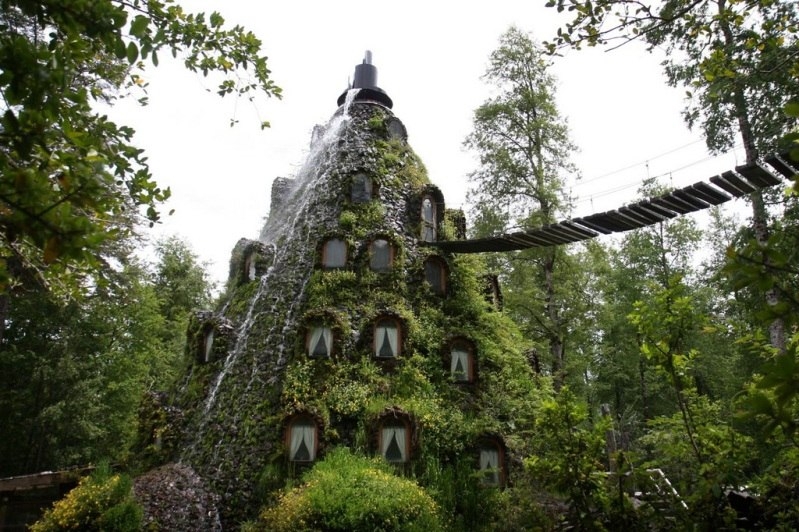 Отель-водопад Волшебная гора в Чили