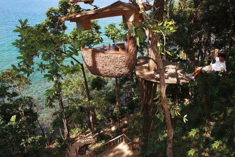 Летающие официанты тайского ресторана на дереве