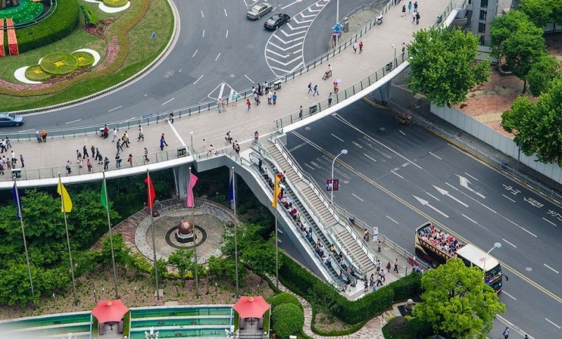 Круглый пешеходный мост в Китае