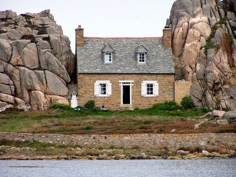 Дом между скалами