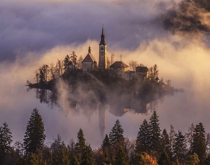 В дымке тумана: сказочная церковь, расположенная посреди озера