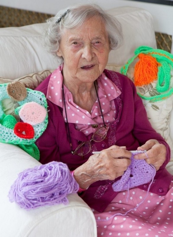 Вязаные шедевры 104-летней уличной художницы Вязаные шедевры 104-летней уличной художницы