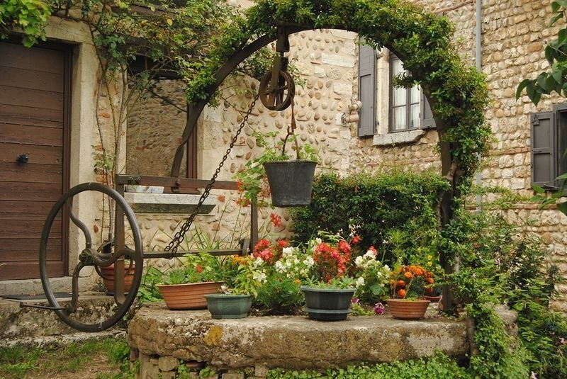 Средневековая деревня Перуж (Pérouges)