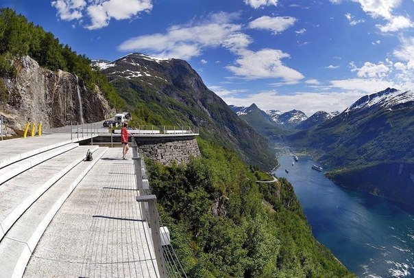 Гейрангер-фьорд - один из самых живописных и наиболее посещаемых норвежских фьордов