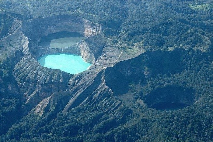 Уникальные трехцветные озера в кратере вулкана Келимуту, Индонезия