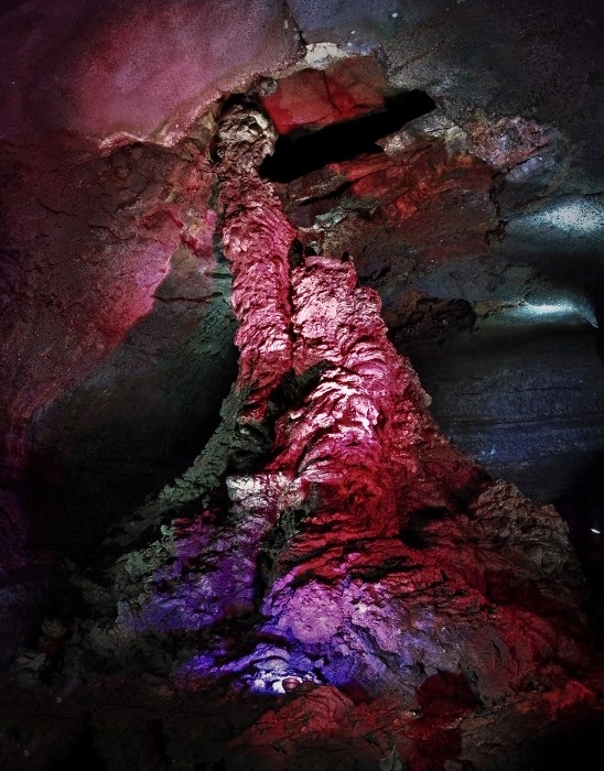 Пещеры, которые образовались после извержения вулканов в лавовых трубках.