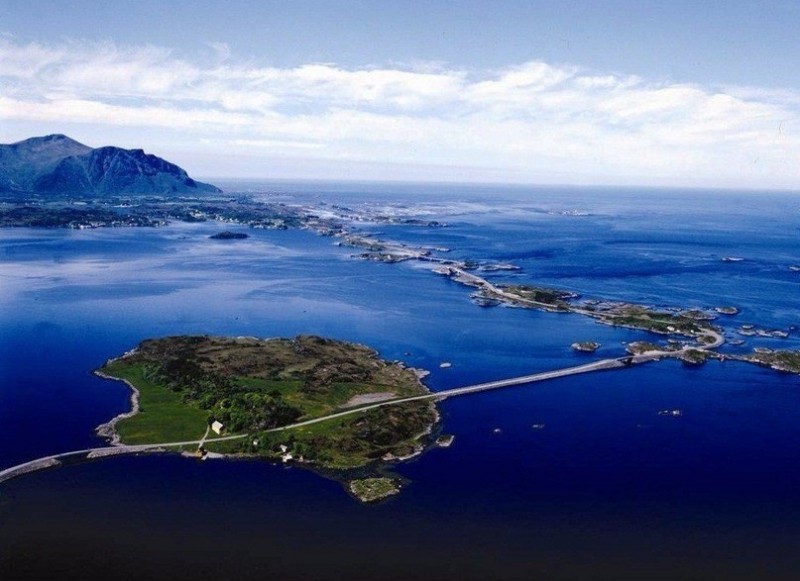 Атлантическая океаническая дорога в Норвегии, построенная на нескольких мелких островах.