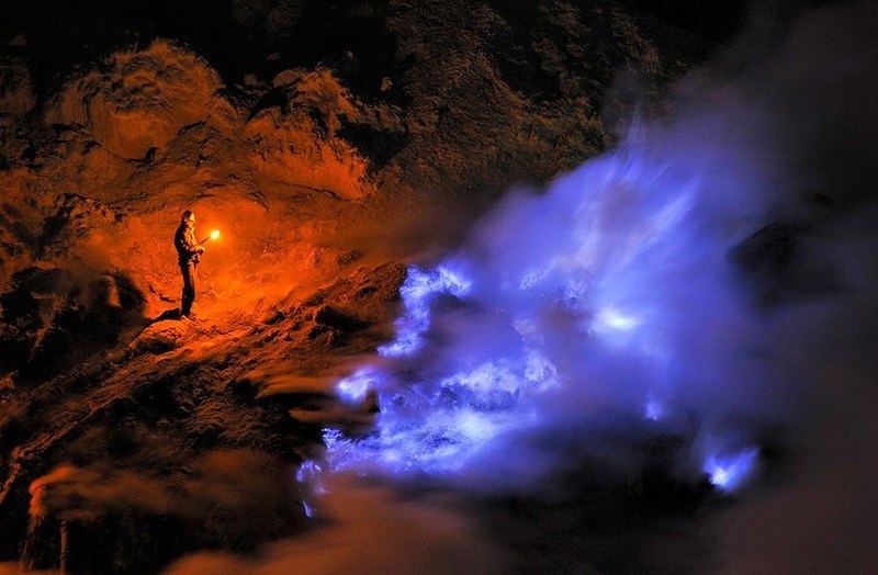 Уникальное извержение вулкана Кавах Иджен, пылающего ярко-голубым пламенем