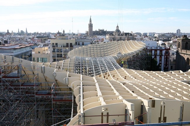 Деревянный комплекс Metropol Parasol в Севилье. Деревянный комплекс Metropol Parasol в Севилье.