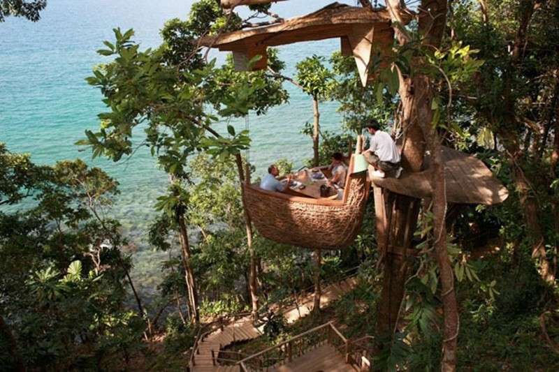 Летающие официанты тайского ресторана на дереве