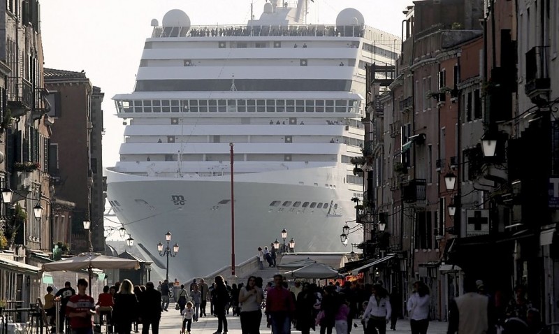 Круизный лайнер MSC Magnifica длиной 293 метра проплывает по Венеции