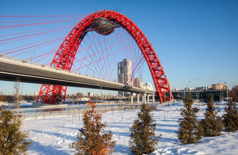 Вантовый мост с летающей тарелкой в Серебряном Бору