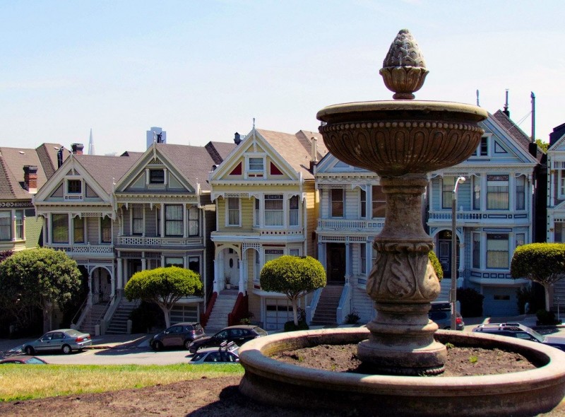 Улица Штайнер в Сан-Франциско с викторианскими домами Painted Ladies Улица Штайнер в Сан-Франциско с викторианскими домами Painted Ladies