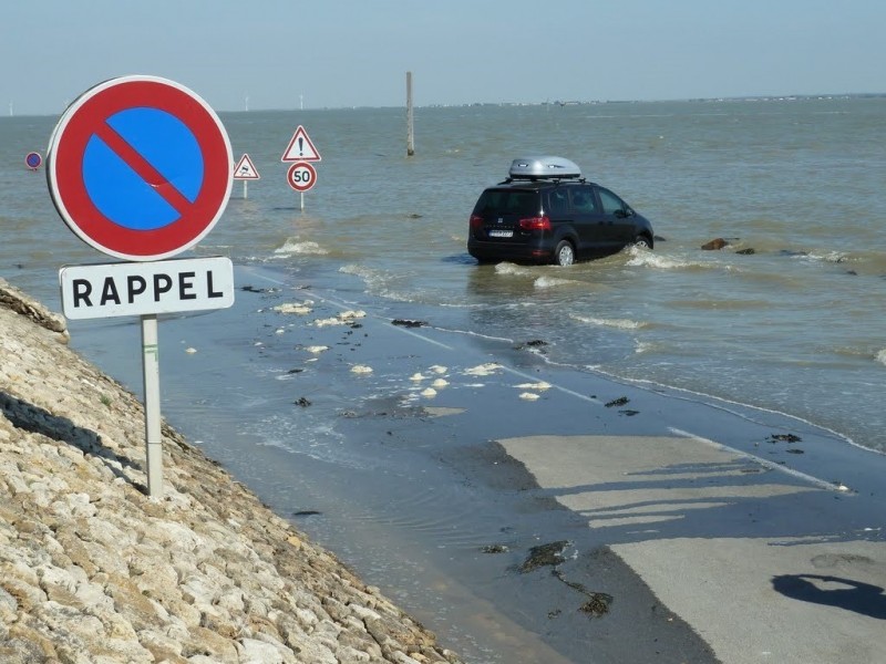 Автомобильная дорога, которая уходит под воду