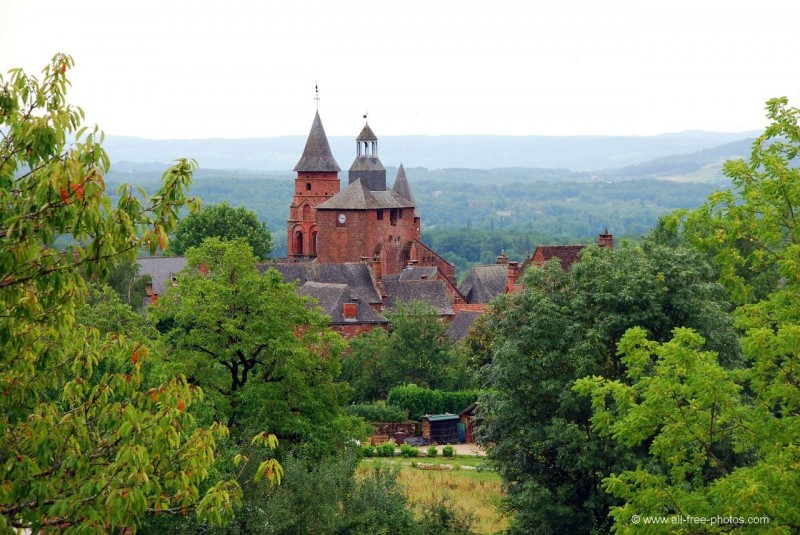 Французская деревня Коллонж-ла-Руж (Collonges-la-Rouge)