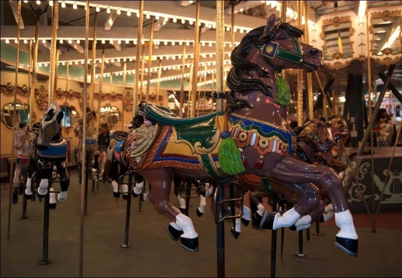 Столетняя карусель Looff Carousel в Сан-Диего (США)