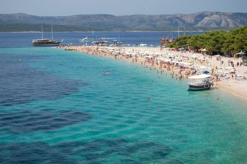 Великолепный пляж Золотой Рог в Хорватии