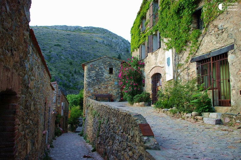 Castelnou - средневековая деревня в Восточных Пиренеях, Франция