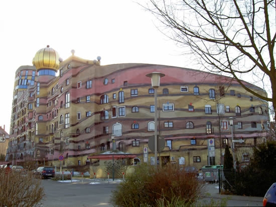 Waldspirale: необычный дом среди обычного однообразия (Германия) Waldspirale: необычный дом среди обычного однообразия (Германия)