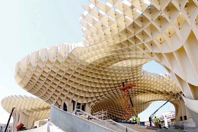 Деревянный комплекс Metropol Parasol в Севилье. Деревянный комплекс Metropol Parasol в Севилье.