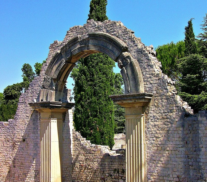 Везон-ла-Ромен (Vaison-la-Romaine). Прованс, Франция Везон-ла-Ромен (Vaison-la-Romaine). Прованс, Франция