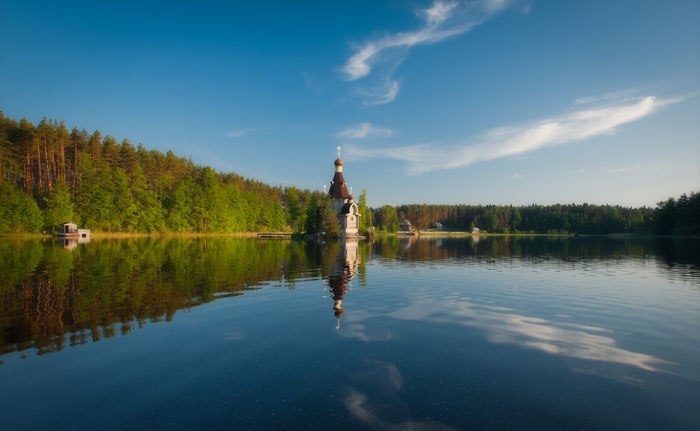 Русская церковь сказочной красоты, построенная на острове-скале