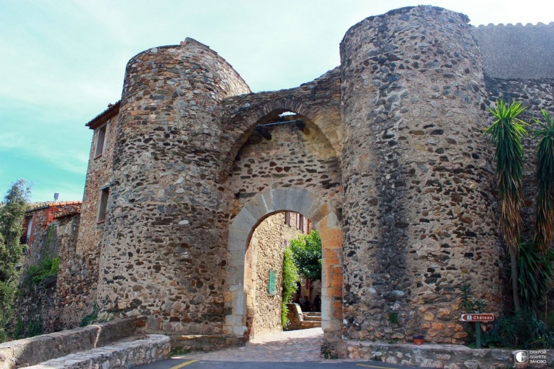 Castelnou - средневековая деревня в Восточных Пиренеях, Франция Castelnou - средневековая деревня в Восточных Пиренеях, Франция