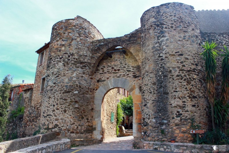 Castelnou - средневековая деревня в Восточных Пиренеях, Франция