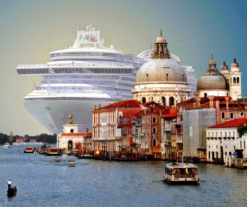 Громадный круизный лайнер MSC Magnifica длиной 293 метра заходит в порт Венеции