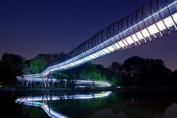 Пешеходный мост Slinky Springs To Fame