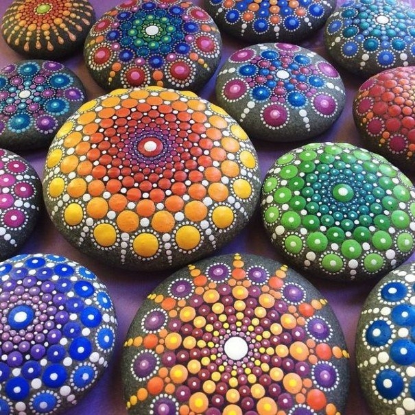 Гипнотически красивые мандалы на идеально круглых камнях