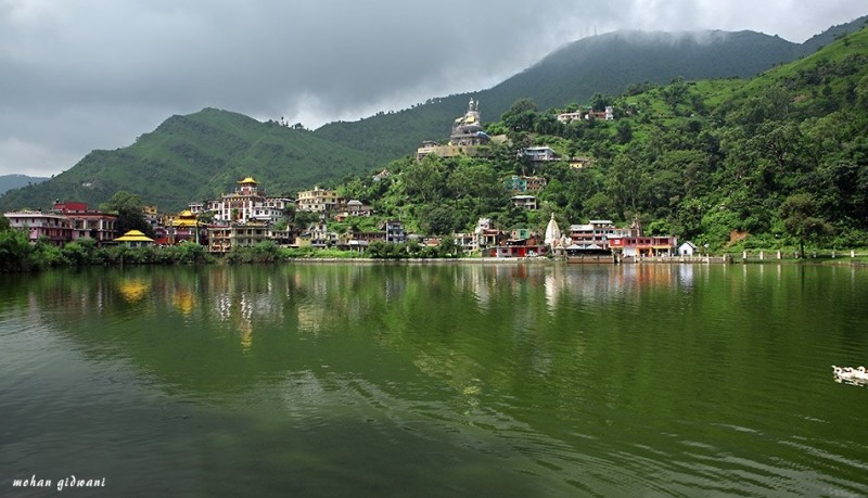 Священное озеро Ревалсар в Индии