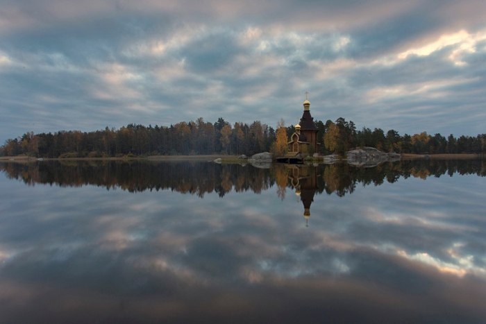 Русская церковь сказочной красоты, построенная на острове-скале