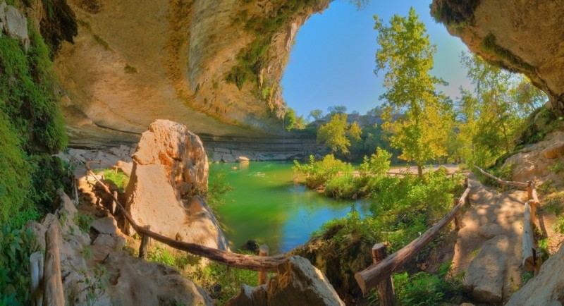 Живописное озеро Hamilton Pool 7